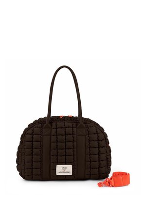 Bolso negro acolchado con asas largas y una correa de hombro brillante naranja desmontable, con una etiqueta blanca en la parte delantera.