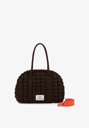 Schwarze gesteppte Handtasche mit langen Griffen und abnehmbarem, leuchtend orangefarbenem Schultergurt, vorne mit weißem Label gebrandet.