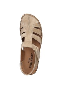 Beige Leder-Sandalette mit mehreren geflochtenen Riemen, offener Zehenpartie und verstellbarem Knöverschluss. Verfügt über eine gepolsterte Innensohle und gestickte Details.