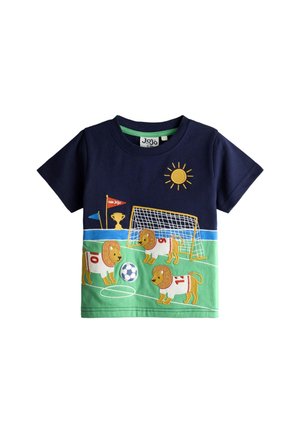JoJo Maman Bébé, REGULAR FIT - SCENE INTERACTIVE APPLIQUÉ T-SHIRT  . - T-shirts print - navy blue three lions