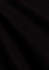 Zwart, textuurstof met een fijn gaaspatroon, dat subtiele variaties in diepte en een zachte, gladde afwerking toont.