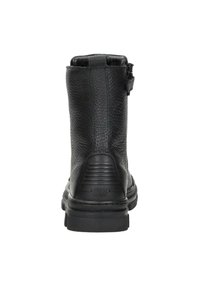 Zwarte leren enkelboot met een gestructureerd oppervlak, rubberen zool en een kleine rits aan de zijkant. Laagprofielontwerp met minimale accenten.