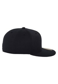 Fekete baseball sapka lapos karimával, texturált anyagból készült, kerek koronával és egy kis, ívelt logóval az oldalon.