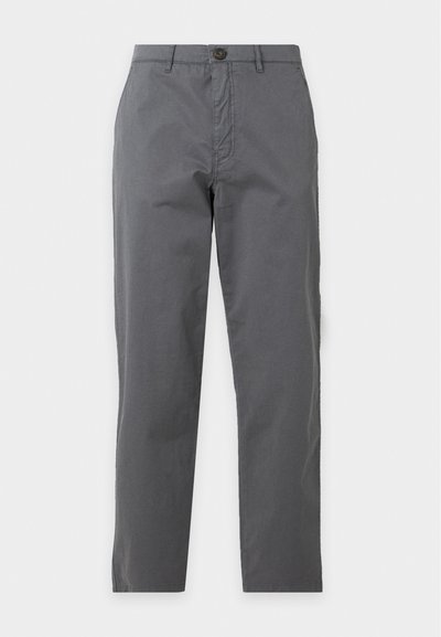 Pantalon décontracté gris à jambes droites avec fermeture par bouton et zip, passants pour ceinture, sans poches visibles sur un fond uni.