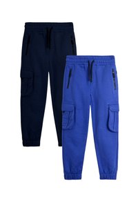 Dva páry joggingových kalhot v námořnické a jasně modré barvě, s kapsami na zip a elastickými lemy. Oba mají stahovací pás a cargo styl.