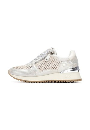 Zapatilla deportiva plateada clara con textura de malla, detalles metálicos, cuello acolchado y suela de goma. Cuenta con una cremallera lateral.