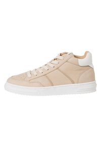 Sneaker beige con tomaia in pelle testurizzata, suola in gomma bianca e accentuazione del tallone bianca in contrasto. Presenta perforazioni e una chiusura con lacci.