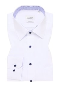 Weißes Hemd mit Komfortschnitt, mit einem blau gemusterten Innenkragen, dunkelblauen Knöpfen und einem einzelnen geknöpften Manschette.
