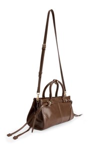 Braune Lederhandtasche mit zwei oberen Griffen und einem verstellbaren Schultergurt. Sie hat eine glatte Textur und goldfarbene Hardware-Akzente.