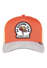 Gorra naranja con visera gris, que presenta un parche bordado circular que dice "CLUB DE NO HACER NADA" y un gráfico de un perro en una patineta.