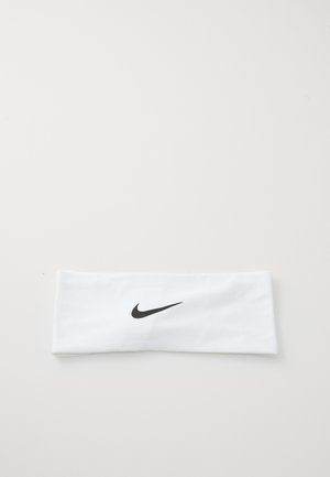 Weißes Stoffhaarband mit einer weichen Textur und einem schwarzen Nike-Logo, das zentral an der Vorderseite platziert ist. Keine zusätzlichen Muster oder Hardware.