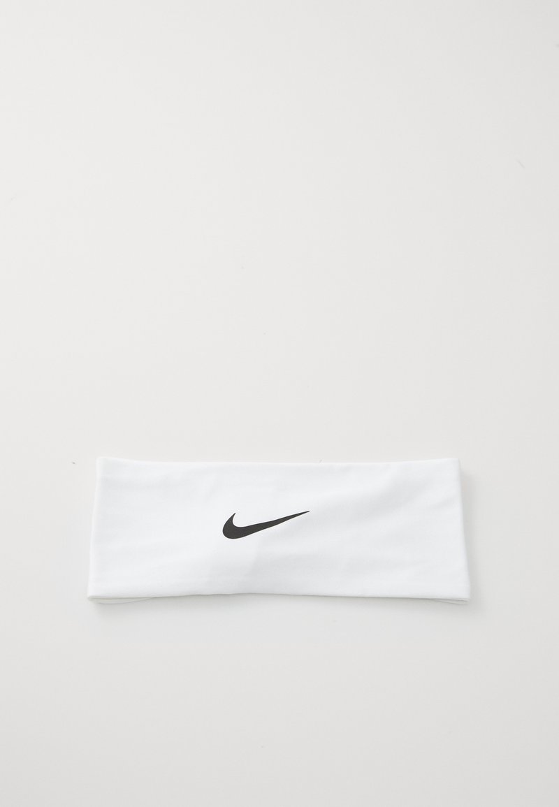 Hvit stoffhodebånd med en myk tekstur og en svart Nike-logo plassert i midten foran. Ingen ytterligere mønstre eller hardware.