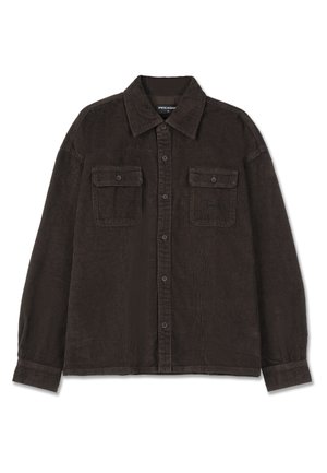 Camisa de corduroy castanha com mangas longas, fecho de botão e dois bolsos no peito. Apresenta um colarinho clássico e um tecido texturizado.