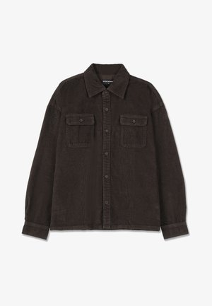 Camisa de corduroy castanha com mangas longas, fecho de botão e dois bolsos no peito. Apresenta um colarinho clássico e um tecido texturizado.