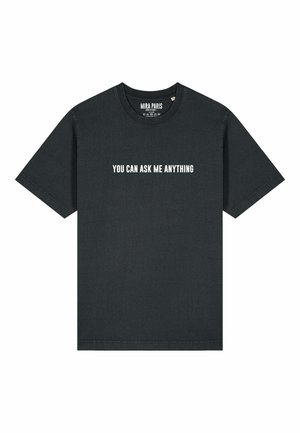 Schwarzes Baumwoll-T-Shirt mit kurzen Ärmeln und rundem Ausschnitt. Auf der Vorderseite steht in weißer Schrift "DU KANNST MIR ALLES FRAGEN".