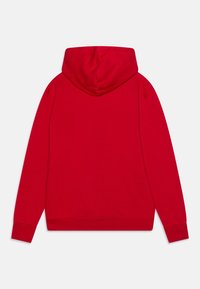 Sweat à capuche rouge à manches longues, sans logos ni motifs visibles, vu de dos sur un fond blanc uni.