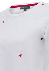 Weißes Kurzarm-T-Shirt mit Rundhalsausschnitt, das mit verstreuten kleinen Herzmustern in Rot, Pink und Schwarz verziert ist. Etikett innen sichtbar.
