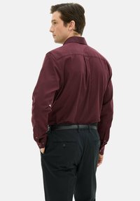 Oscar Jacobson REG FIT CUT AWAY BRUSHED - Camicia - red moon