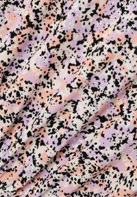 Mehrfarbiger Stoff mit einem gesprenkelten Muster in Schwarz, Flieder und Pfirsichtönen, der eine weiche Textur mit leichtem Glanz aufweist.