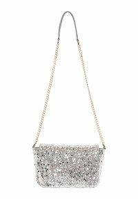 Borsa a tracolla con paillettes argento, tessitura morbida, forma piatta, tracolla a catena e patta pieghevole. Presenta una superficie scintillante e riflettente.