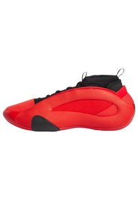 Zapatilla deportiva roja con un upper sintético suave, detalles de malla, punta redondeada y suela de goma negra. Presenta tiradores para facilitar su uso.