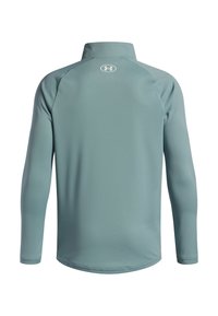 Langarm-Sportshirt in einem gedämpften Türkis mit hohem Kragen und Flatlock-Nähten. Verfügt über ein kleines Logo auf dem oberen Rücken.