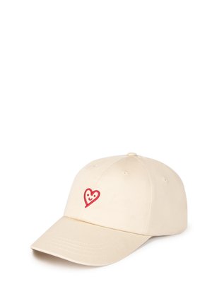 Casquette de baseball blanc cassé avec un visage souriant rouge brodé à l’intérieur d’un cœur sur le panneau avant, conception à six panneaux avec des trous de ventilation.
