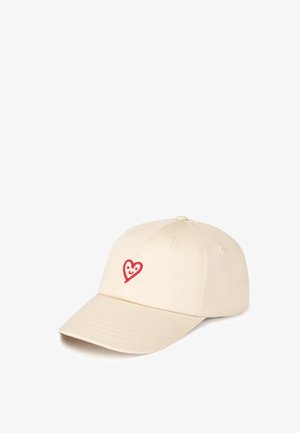 Casquette de baseball blanc cassé avec un visage souriant rouge brodé à l’intérieur d’un cœur sur le panneau avant, conception à six panneaux avec des trous de ventilation.