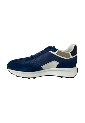 Sneakers scamosciati blu navy con pannelli in rete, suola in gomma bianca, accenti grigi sui lati e cappuccio nero sul tallone. Design a punta rotonda.