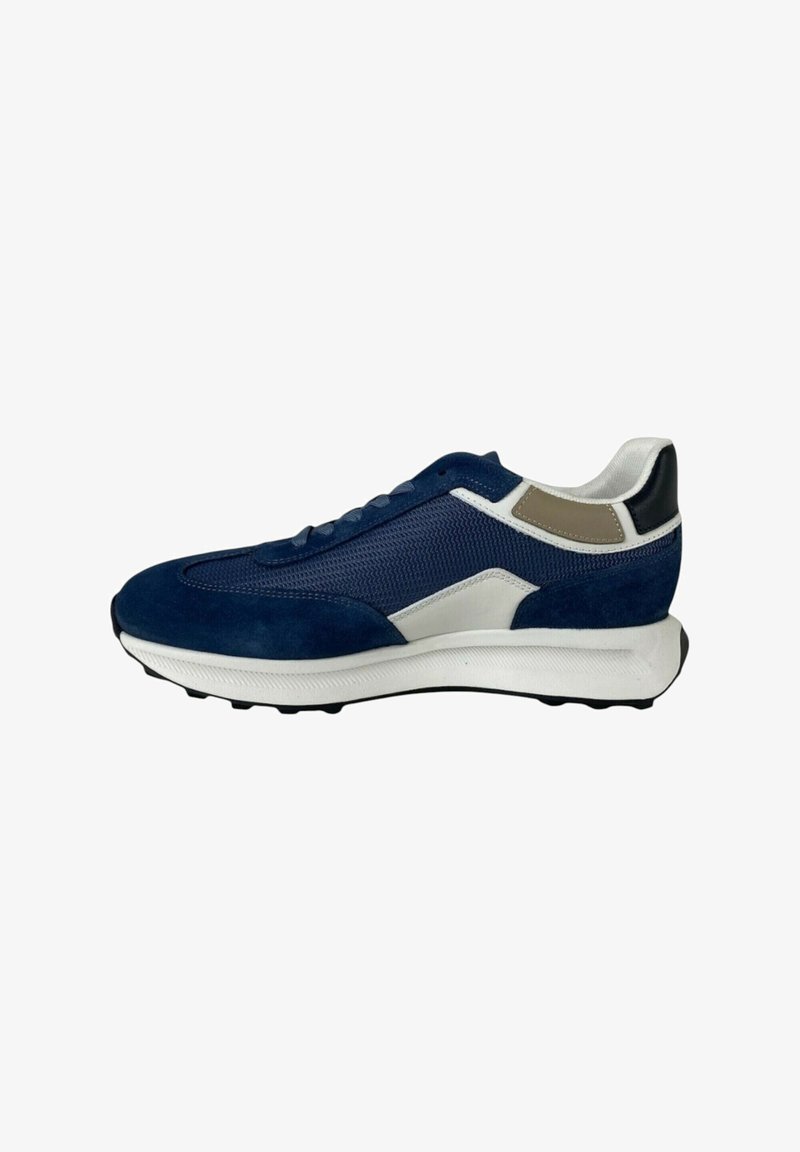 Sneakers scamosciati blu navy con pannelli in rete, suola in gomma bianca, accenti grigi sui lati e cappuccio nero sul tallone. Design a punta rotonda.