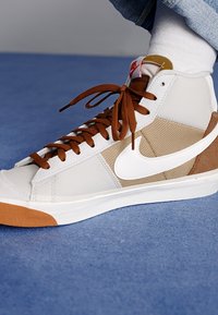 Nike Sportswear BLAZER MID 77 PRO CLUB - Vysoké tenisky - light bone/sail/sesame/pecan/sail/hot curry