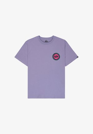 Lichtpaarse korte mouwen T-shirt van katoen. Voorzien van een rond logo in roze en zwart op de linkerborst, met een ronde halslijn en een standaard pasvorm.