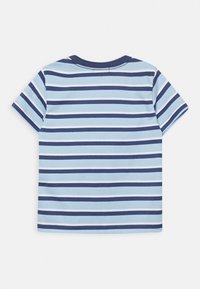 T-shirt a maniche corte realizzato in tessuto morbido, con righe orizzontali blu e bianche, scollo rotondo e taglio dritto all'orlo.