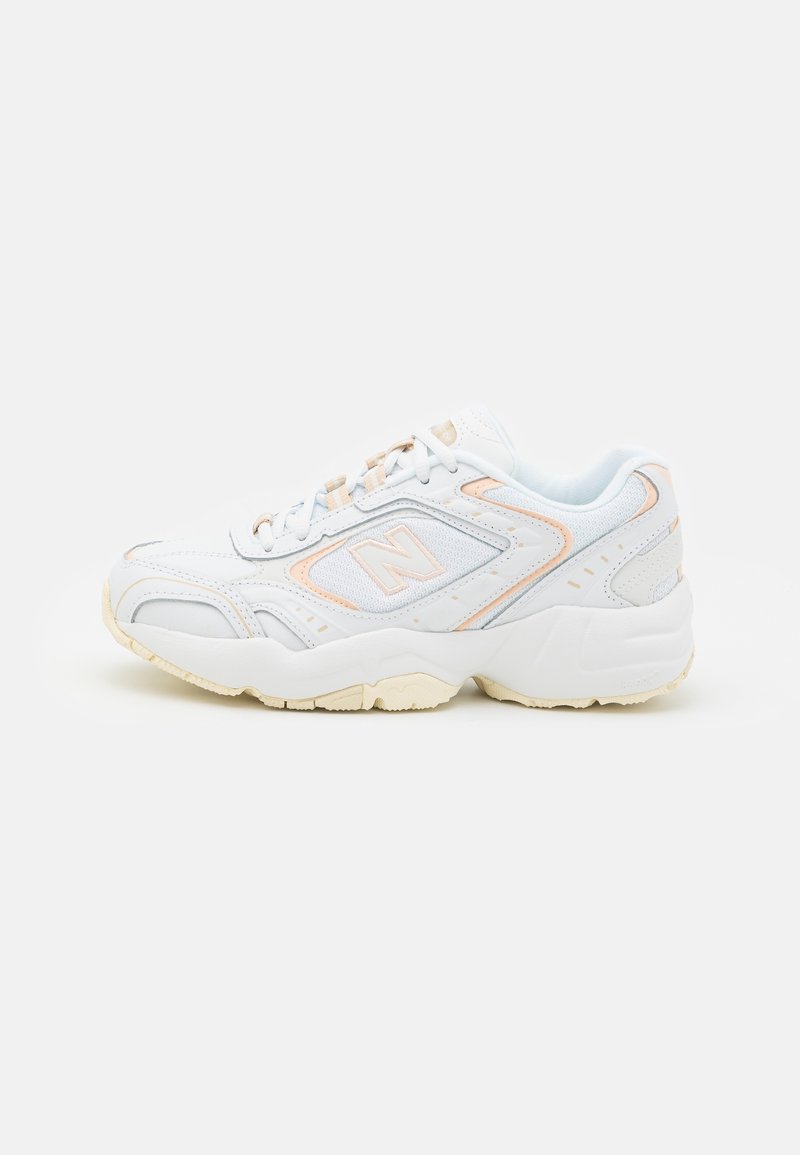 Basket New Balance blanche et beige avec détails en mesh et cuir, semelle épaisse et fermeture à lacets, vue de profil sur fond blanc.