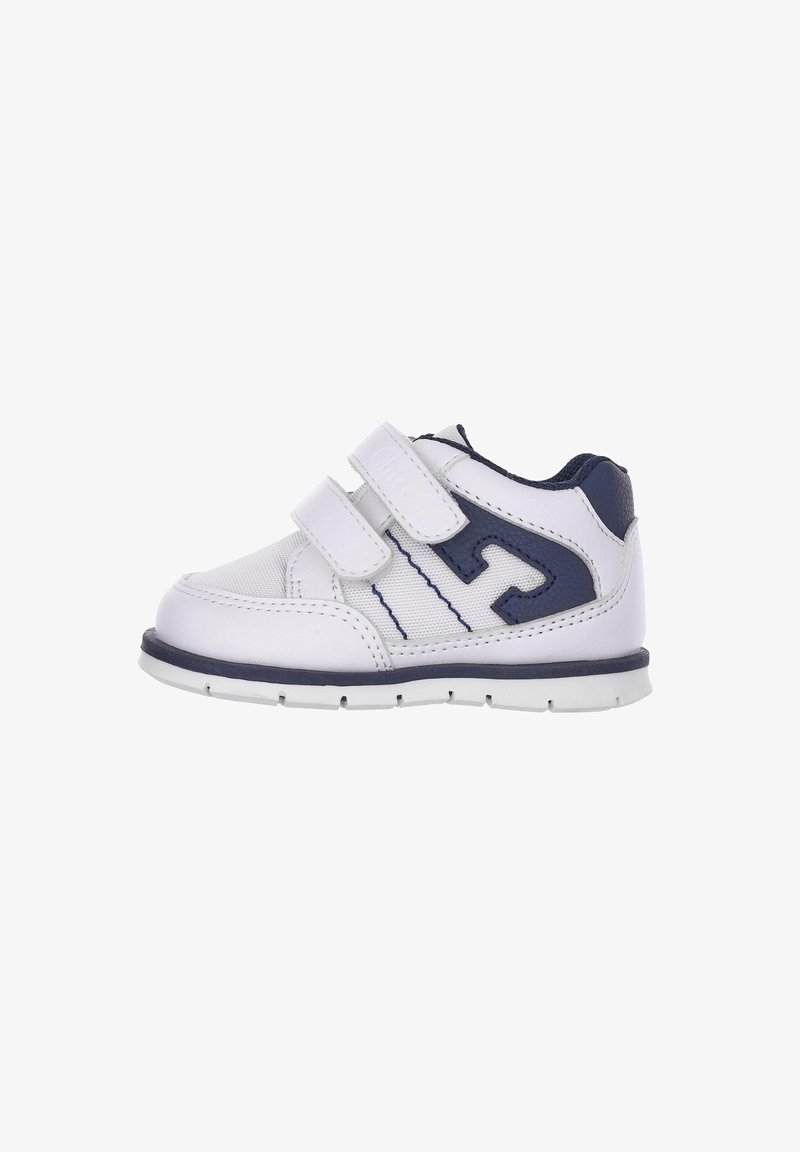 Baskets pour enfants blanches et bleues marine avec deux bandes Velcro, en cuir et en mesh, à bout rond et semelle en caoutchouc texturé.