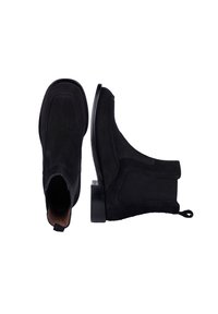 Stivaletti neri in suede con pannelli laterali elastici, una fodera in pelle liscia e un tacco basso a blocco. Linguetta sul retro per indossarli facilmente.