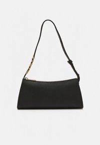 Črna torbica ukrivljene oblike, izdelana iz teksturiranega materiala. Ima kratek pašček z okovjem v zlati barvi in zapiranje na zadrgo.