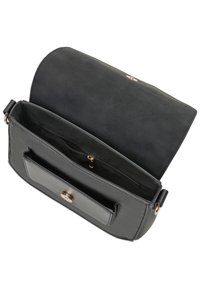 Borsa a tracolla in pelle nera con chiusura a pattina, hardware dorato e diversi scomparti interni, tra cui una tasca con zip.