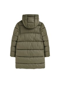 Olivgrön puffjacka med horisontell quiltning, huva och långa ärmar. Mjuk, isolerad textur utan synliga stängningar.