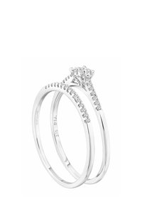 Dos anillos de plata entrelazados, uno adornado con pequeños diamantes a lo largo de su banda y un centro de diamantes en forma de racimo, que exhiben un diseño elegante.