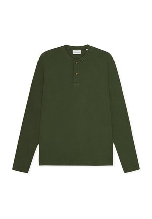 Maglia henley a maniche lunghe color verde oliva con tessuto testurizzato, placca con tre bottoni e scollatura arrotondata. Taglio dritto, senza motivi visibili.