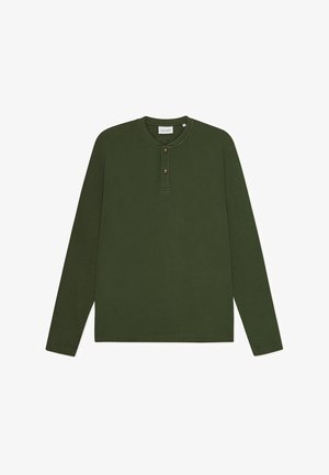 Långärmad olivgrön henley-tröja i ett strukturerat tyg, med tre-knappslå och rundad halsringning. Rak skärning, inga synliga mönster.