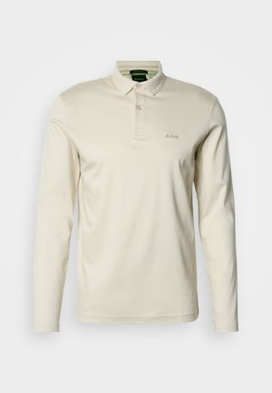 Tricou polo cu mâneci lungi și guler, din bumbac de culoare crem. Are o fâșie cu nasturi și broderie subtilă "BOSS" pe piept.