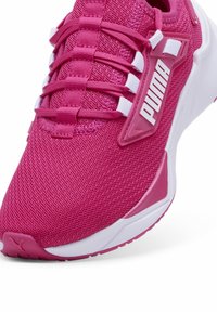 Puma RETALIATE LAUFS - Zapatillas - pink white