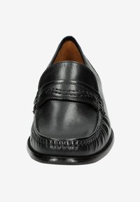 Zwarte leren loafers met een gestikte accent over de voorkant en een ronde neus, met een gladde afwerking en een iets verhoogde hak.