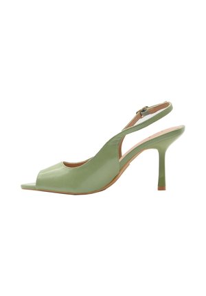 Décolleté slingback verde chiaro con punta aperta, tacco alto, sottile cinturino regolabile alla caviglia e finitura lucida, vista laterale.