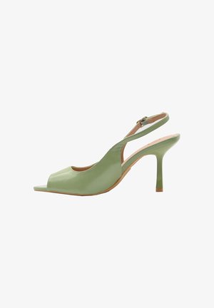 Décolleté slingback verde chiaro con punta aperta, tacco alto, sottile cinturino regolabile alla caviglia e finitura lucida, vista laterale.