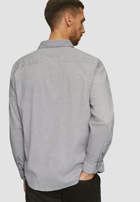 Camicia button-up grigia chiara con un motivo testurizzato, maniche lunghe con bottoni e colletto standard, vista dal retro.