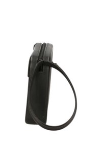 Borsa a mano rettangolare nera con una superficie liscia, chiusura a zip e un manico circolare attaccato a un lato.