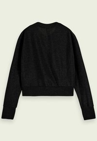 Felpa nera corta con texture a coste, maniche lunghe e colletto rotondo, caratterizzata da una leggera lucentezza su tutto il tessuto.